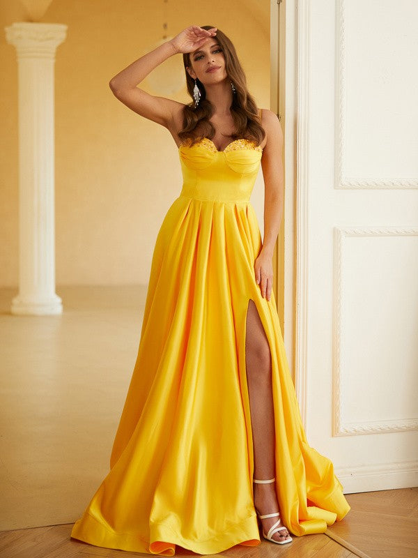 Robe longue en satin à volants et bretelles spaghetti sans manches